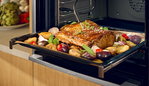 Neff Slide & Hide® oven met volledig ingeschoven deur voor optimale toegang tijdens het koken